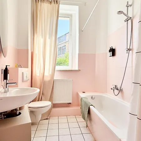 Schoene Altbauwohnung Mit 2 Privaten Parkplaetzen Fuer Bis Zu 8 Personen Im Leipziger Westen *