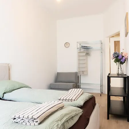 Apartamento Schoene Altbauwohnung Mit 2 Privaten Parkplaetzen Fuer Bis Zu 8 Personen Im Leipziger Westen *
